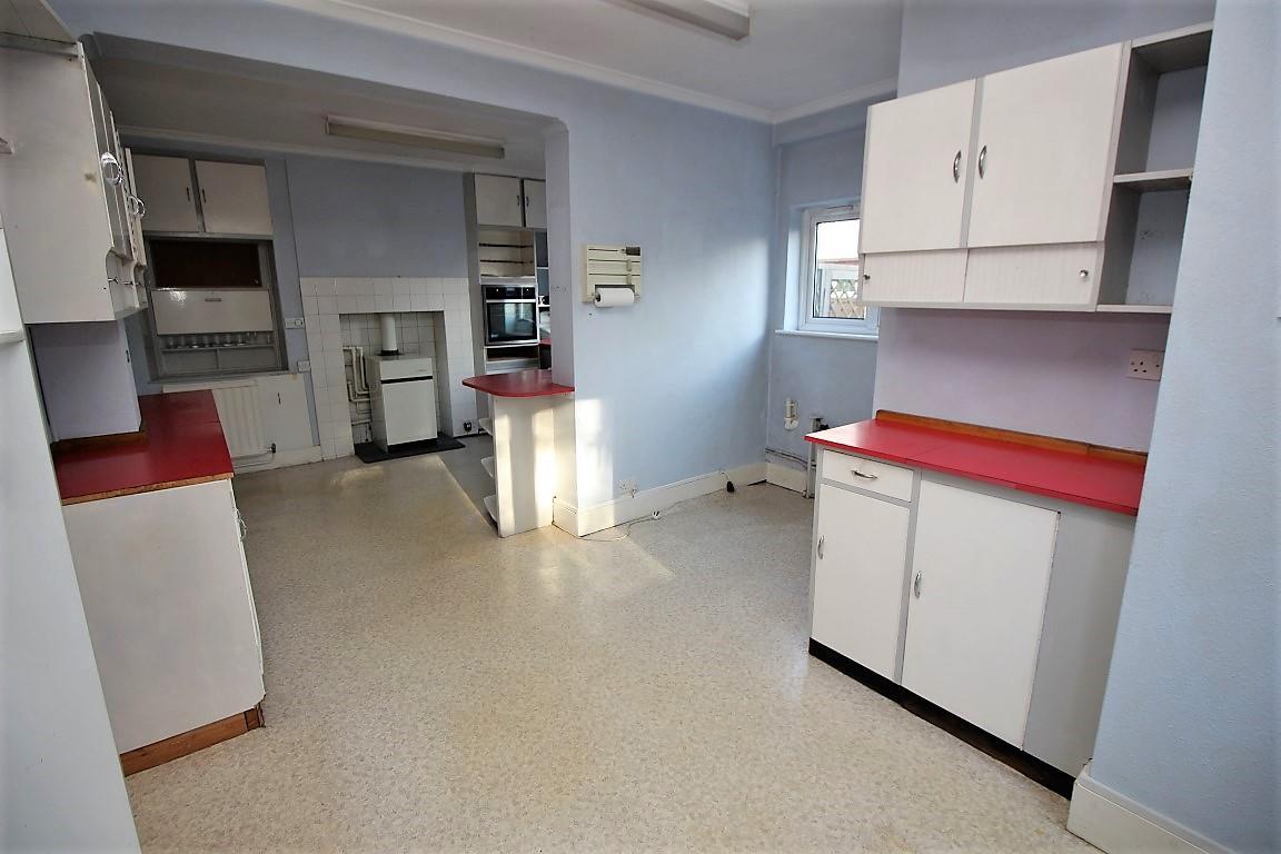 4 bed property in Oak Tree Road, Reading